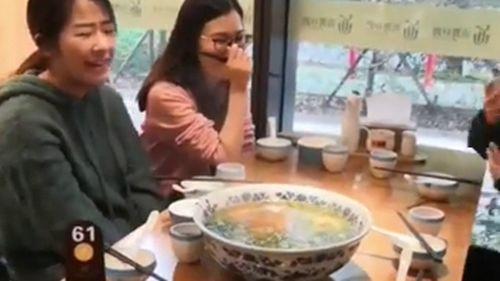 网红与闺蜜吃瓜,揭秘娱乐圈幕后真相  第2张