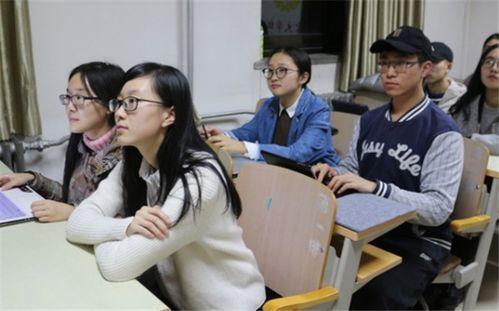 娱乐吃瓜酱大学生上课,揭秘大学生课堂上的“吃瓜”瞬间